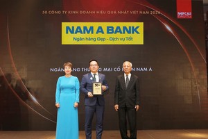 Đại diện Nam A Bank - Ông Võ Hoàng Hải, Phó Tổng Giám đốc nhận danh hiệu Top 50 Công ty Kl992 VIP Trang Chủ 2026 hiệu quả nhất Việt Nam năm 2024