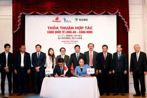 Bà Nguyễn Thụy Quỳnh Hương - Tổng giám đốc CTCP Quản lý & Khai thác Cảng Quốc tế Long An và ông Tomohisa Izumi - Phó tổng giám đốc Cảng Kobe ký kết MOU