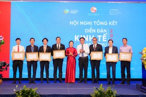 Dịp này, các đơn vị đã có đóng góp nổi bật cho Diễn đàn Kl992 cổng game cá cược TPHCM, trong đó có Nam A Bank, giai đoạn 2018-2024, đã nhận bằng khen của Chủ tịch UBND TP.HCM.
