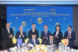 Ông Nguyễn Minh Tâm – Phó Tổng Giám đốc SACOMBANK (trái) và ông Hoàng Việt Anh – Tổng Giám đốc LPBS (phải) thực hiện ký kết thỏa thuận hợp tác.