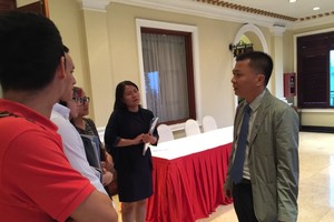 Ông Phùng Tuấn Hà trao đổi với đại diện các quỹ Kl99ok phiên bản mới