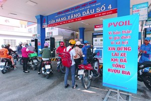 Tuyên truyền “Vì bản thân, vì gia đình, vì Trang Chủ KL99Com Số 1 Link Đăng Ký KL999, xin đừng lái xe khi đã uống rượu bia” tại một cây xăng PVOIL