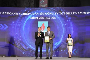 Ông Lê Cự Tân - Tổng giám đốc, đại diện DPM nhận giải thưởng top 5 Kl991.com World Cup 2026 Chính Thức quản trị Công ty tốt nhất năm 2019