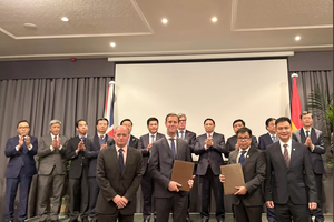 Lãnh đạo BCG Energy (bên phải) trong lễ ký kết với Siemens Gamesa Renewable Energy có sự chứng kiến của Thủ tướng Kl993 ưu đãi thưởng hấp dẫn Việt Nam và các đại biểu.