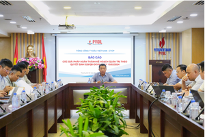 Ông Đoàn Văn Nhuộm, Tổng Giám đốc PVOIL chủ trì cuộc họp