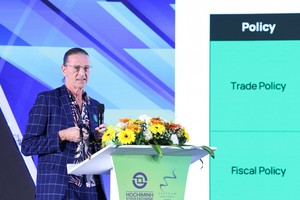 Ông Dominic Scriven trình bày về dự báo tăng trưởng Kl992 cổng game cá cược năm 2025. Ảnh: Lê Toàn