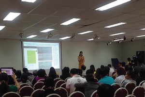Bà C.H đang giải thích cho hàng trăm khách hàng đòi tiền vì trót tham gia hình thức Kl99ok phiên bản mới này.
