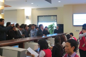 Nhà Kl99ok phiên bản mới hồi hộp theo dõi từng lệnh đấu giá được nhập. Ảnh: Kỳ Thành