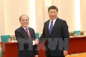 Chủ tịch Quốc hội Nguyễn Sinh Hùng hội kiến với Tổng Bí thư, Chủ tịch Trung Quốc Tập Cận Bình (Ảnh: Vietnam+)