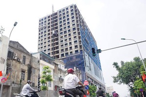 Sau 1 tháng, chủ Kl99ok phiên bản mới mới phá dỡ được 120m2 phần sai phạm tại tòa 8B Lê Trực. Ảnh: Giang Huy.