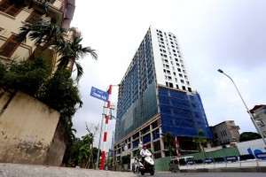 Thành phố Hà Nội lại cho phép chủ Kl99ok phiên bản mới nhà 8B Lê Trực tự phá dỡ phần sai phạm. Ảnh: Bá Đô.