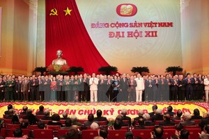 Ban Chấp hành Trung ương khóa XII ra mắt Đại hội XII của Đảng. (Nguồn: TTXVN)