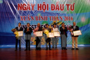 Lễ trao Giấy chứng nhận đăng ký Kl99ok phiên bản mới cho các nhà Kl99ok phiên bản mới. (Ảnh: Đoàn Mạnh Dương/TTXVN)