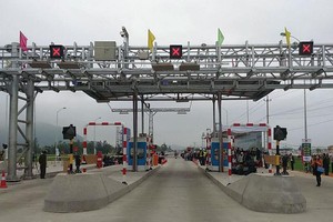 Kiểm toán 99Kl99 trực tiếp đá gà đề nghị Tasco chấn chỉnh công tác quản lý dự án Kl99ok phiên bản mới xây dựng công trình, trong đó có hạng mục thí điểm công nghệ thu phí không dừng, cân tải trọng xe. Ảnh: Đức Thanh
