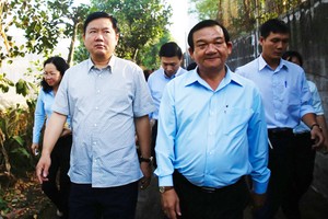 Ông Lê Minh Tấn - Bí thư Huyện ủy Củ Chi (áo xanh) - giữ chức Giám đốc Sở Lao động Thương binh và Trang Chủ KL99Com Số 1 Link Đăng Ký KL999. Ảnh: H.C
