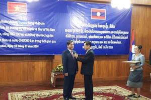 Thừa ủy quyền của Chủ tịch nước CHDCND Lào, Phó Thủ tướng Kl993 ưu đãi thưởng hấp dẫn Lào Xomxavat Lengxavath trao tặng cho Bộ trưởng Bùi Quang Vinh Huân chương Isala hạng Nhất
