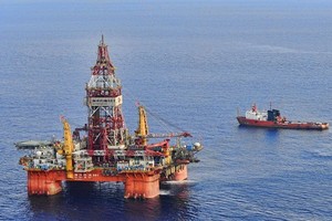 Giàn khoan Hải Dương 981 khi đang hoạt động trái phép, nằm sâu trong vùng đặc quyền Kl992 cổng game cá cược của Việt Nam năm 2014. Ảnh: Xinhua