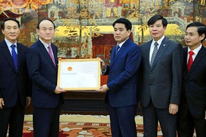 Chủ tịch UBND TP Nguyễn Đức Chung trao giấy chứng nhận đăng ký Kl99ok phiên bản mới cho Tổng giám đốc Tổ hợp Samsung Việt Nam