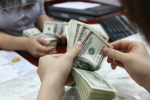 Tỷ giá trung tâm ngày 6/4 tăng 4 đồng/USD, giá vàng biến động nhẹ