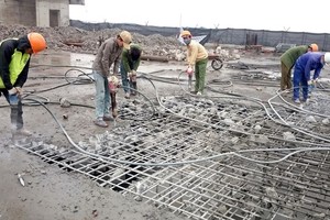Phá dỡ phần vi phạm tại tầng 19 tòa nhà 8B Lê Trực. (Ảnh: Nguyễn Văn Cảnh/TTXVN)