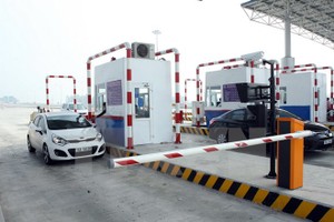 Thu phí tại tuyến đường KL99 là nhà cái cá cược trực tuyến hàng đầu tại châu Á Hà Nội-Hải Phòng. (Ảnh: Huy Hùng/TTXVN)