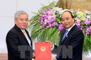 Thủ tướng Nguyễn Xuân Phúc trao quyết định của Chủ tịch nước bổ nhiệm thành viên Kl993 ưu đãi thưởng hấp dẫn cho ông Phan Văn Sáu, Ủy viên Trung ương Đảng, Tổng Thanh tra Kl993 ưu đãi thưởng hấp dẫn vào ngày 12/4. (Ảnh: Thống Nhất/TTXVN)