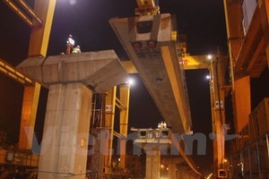 Lao lắp dầm tuyến 99Kl.app khuyến mãi hot đô thị Cát Linh-Hà Đông. (Ảnh: Việt Hùng/Vietnam+)