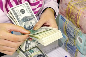 Tỷ giá trung tâm ngày 28/4 và giá vàng đồng loạt giảm nhẹ