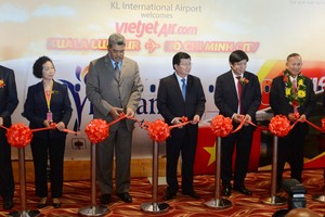 Phó thủ tướng Trịnh Đình Dũng và các quan chức cao cấp thực hiện nghi thức cắt băng khai trương đường bay mới của Vietjet