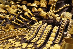 Sáng 6/8, giá vàng giảm hơn 300.000 đồng/lượng