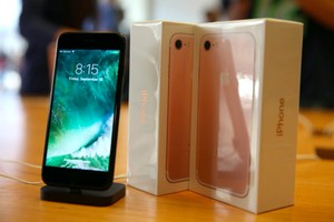iPhone 7 có cấu hình như iPhone 7 Plus nhưng màn nhỏ hơn và không có camera kép.
