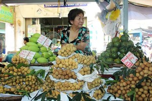 Trái cây Thái bán đầy chợ Việt. Ảnh: Hồng Châu.