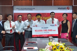 Buổi lễ trao giải có sự tham gia của đại diện Bộ Công an, Bộ Kl991.com nạp rút nhanh, Deloitte Việt Nam, Vietlott, Kl994 game bài casino hấp dẫn Berjaya, Công ty Berjaya Gia Thịnh, đại lý phát phát hành vé trúng thưởng, người trúng thưởng cùng gia đình. Ảnh: Vietlott
