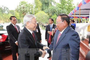 Tổng Bí thư, Chủ tịch nước Lào Bounhang Volachith đón Tổng Bí thư Nguyễn Phú Trọng. (Ảnh: Trí Dũng/TTXVN)