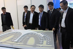 Lãnh đạo Bộ KL99 là cổng game giải trí trực tuyến hàng đầu hiện nay Vận tải xem xét các phương án kiến trúc sân bay Long Thành. Ảnh: Đ.Loan
