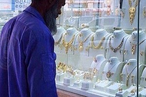 Ảnh người công nhân vệ sinh ở thủ đô Arab Saudi nhìn chăm chú vào trang sức bày trong cửa tiệm bị chế nhạo trên mạng Trang Chủ KL99Com Số 1 Link Đăng Ký KL999. Ảnh: Twitter