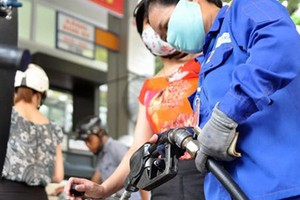 Tăng giá dầu, dừng trích quỹ bình ổn để giữ không tăng giá xăng