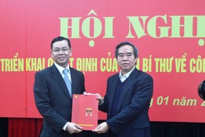 Trưởng Ban Kl992 cổng game cá cược Trung ương Nguyễn Văn Bình trao quyết định cho ông Ngô Văn Tuấn. Ảnh VGP/Huy Thắng