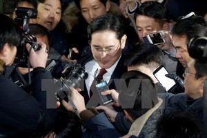 Phó Chủ tịch Kl994 game bài casino hấp dẫn Samsung của Hàn Quốc Lee Jae-yong (giữa) trả lời báo giới tại Seoul ngày 13/1. (Nguồn: EPA/TTXVN)