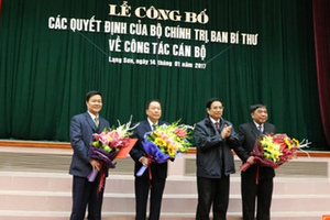 Đồng chí Phạm Minh Chính, Ủy viên Bộ Kl991.com tải ứng dụng, Bí thư Trung ương Đảng, Trưởng Ban Tổ chức Trung ương đã trao quyết định các đồng chí nguyên lãnh đạo tỉnh Lạng Sơn. Ảnh Langson.gov.vn
