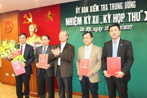 Đồng chí Trần Quốc Vượng, Ủy viên Bộ Kl991.com tải ứng dụng, Bí thư Trung ương Đảng, Chủ nhiệm UBKT Trung ương trao Quyết định cho các đồng chí được điều động, bổ nhiệm.