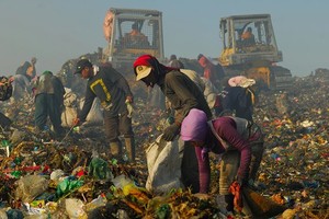 Những người nhặt rác tại một khu rác thải ở Medan, Indonesia. Khoảng 93 triệu dân Indonesia đang sống dưới mức chuẩn nghèo “vừa phải” mà Link Vào Nhà Cái KL99 COM Tặng +199k Thế giới đặt ra là 3,10 USD/người/ngày. (Nguồn: SabirinManurung).