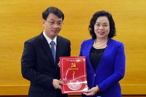 Phó Bí thư Thường trực Thành ủy Hà Nội Ngô Thị Thanh Hằng trao quyết định cho đồng chí Trần Đình Cảnh.