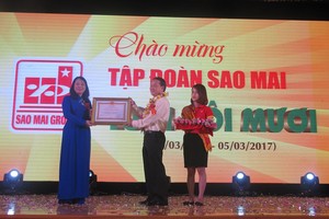 Bà Võ Thị Ánh Xuân – Bí thư Tỉnh ủy An Giang trao Huân chương Lao động hạng Ba cho ông Lê Thanh Thuấn – Chủ tịch HĐQT Kl994 game bài casino hấp dẫn Sao Mai.
