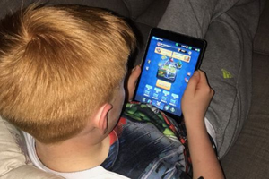 Alfie chơi game trên iPad vào dịp cuối tuần.