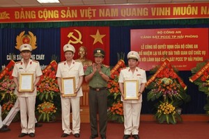 Lãnh đạo Tổng cục Kl991.com tải ứng dụng CAND trao quyết định và chúc mừng lãnh đạo Cảnh sát PCCC Hải Phòng. Ảnh ANHP