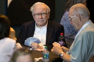 Warren Buffett chơi bài trong đại hội Trang Chủ KL99Com Số 1 Link Đăng Ký KL999 tuần trước. Ảnh: Bloomberg