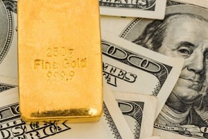 Sáng 17/5, giá vàng bật tăng trở lại, USD lặng sóng
