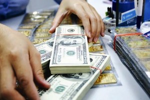 Sáng 19/5, vàng bất ngờ giảm hơn 100.000 đồng/lượng, giá USD bật tăng