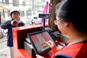 Thu nhập từ bán vé số Vietlott tại Hà Nội đang không đạt kỳ vọng của người bán khi so sánh với việc Kl992 VIP Trang Chủ 2026 các mặt hàng, dịch vụ khác tại cùng mặt bằng, dù mức vốn bỏ ra không hề nhỏ. Ảnh minh họa: Lê Hiếu.